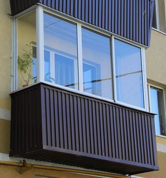 Профессиональная отделка балкона профнастилом в Москве